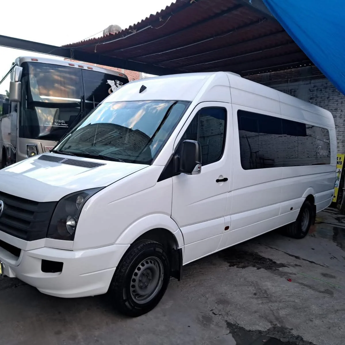 Camioneta blanca de pasajeros de la flotilla Navarrete